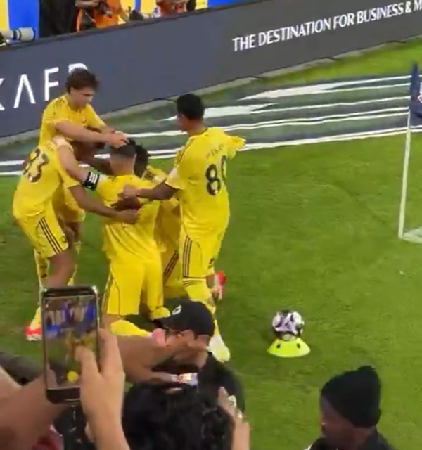 绝杀瞬间！<a href=/star/football/122.html target=_blank class=infotextkey>菲利克斯</a>给C罗戴上“胜利信物”，C罗跳舞回应嗨爆！